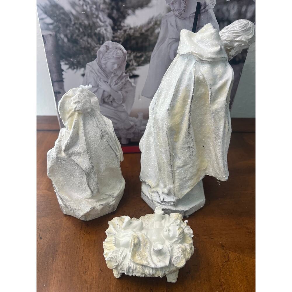 White glittery 3 piece Nativity Scene - Picture 6 of 10
